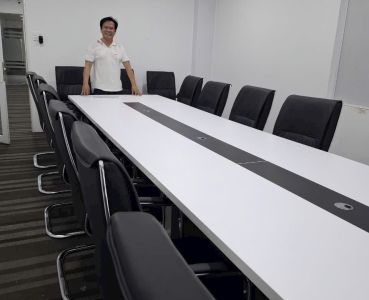 Thi công bàn ghế nội thất văn phòng giá rẻ 